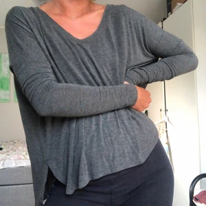 Brandy melville topp - En supermjuk topp från brandy melville, köpt för flera år sen. Knappt använd så i ny skick! Tröjan är längre därbak vilket syns på andra bilden. Det står one size men känns som en S. Bara att höra av sig vid frågor!