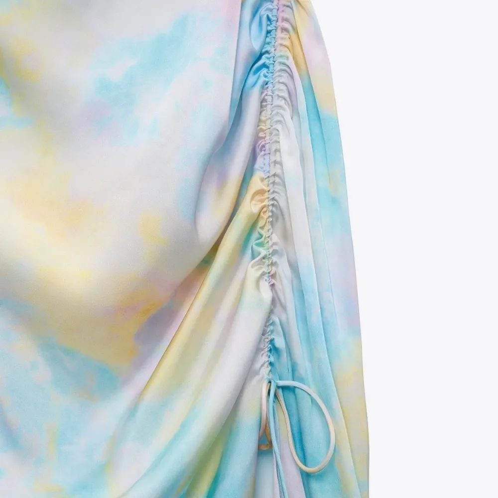 ❤️‍🔥 Slutsåld silkesklänning från Zara, aldrig använd bara testad                                                                                ❤️‍🔥 Storlek S, normal i storleken och sitter fint på kroppen                                                                           ❤️‍🔥 Köparen står för frakt!. Klänningar.