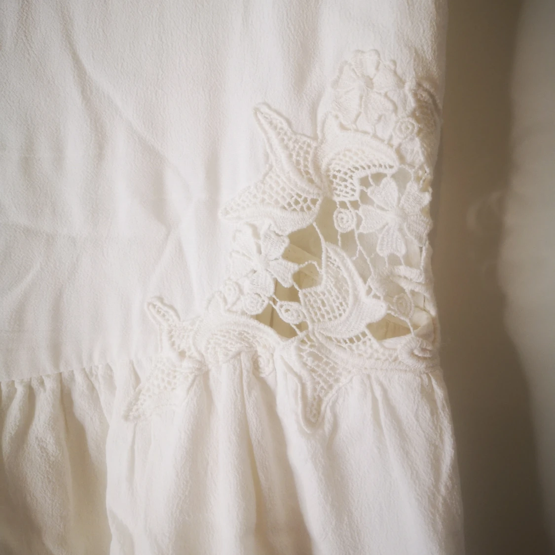 Vit kortklänning med spetsdetaljer i stl M - 91