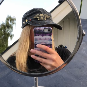 Keps med dödskalle - Säljer denna nya, coola och unika keps som inte används. Buden är bindande till köp om man vinner budgivningen. Hör av er vid frågor eller fler bilder!🥰