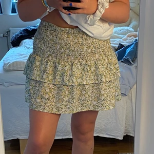 Kjol - Jag säljer denna superfina kjol, denna kommer inte till användning och säljer då den nu. Den är aldrig använd och är då i bra skick fortfarande.