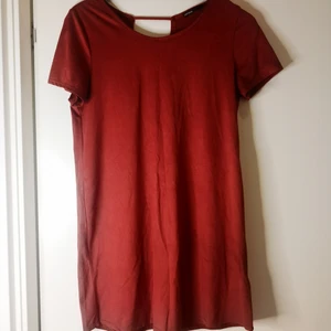 Sammet blus i stl S - Sammet blus som också kan användas som kort klänning i färgen orange. Öppning i ryggen 