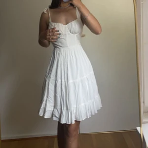 Klänning - en vit klänning från shein som helt enkelt inte används men är jätte vacker