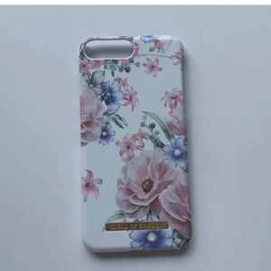 Ideal of sweden mobilskal till iPhone 7/8 plus - Ett helt oanvänt mobilskal säljer jag för att jag bytte mobil. Köptes från ideal of sweden i Novemeber. För fler bilder och mer information skicka till mig!