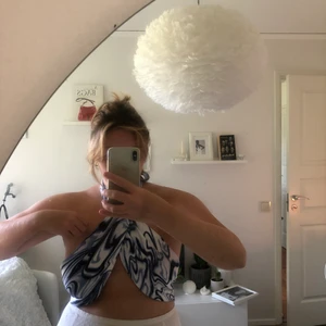 Halterneck topp - Grafiskt mönstrad topp som går att knyta på många olika sätt, endast testad på mig. Storlek L men skulle säga att den passar de flesta då den går att knyta! Köparen står för frakten. 