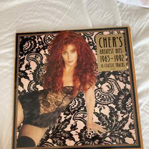 Ett samlingsalbum på 2 skivor med Chers bästa låtar. I fint skick.