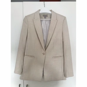 Oanvänd beige kavaj från HM - Oanvänd kavaj från HM, köpt förra året. Originalpris 399kr.