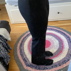 Kostymbyxor från Filippa K - Liknande kostymbyxor men i ett mer vardagligt skick. Sköna och går att använda som mjukisar. Köpta nya för 1000kr Säljer för 250kr. 