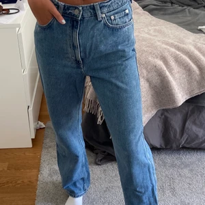 Weekday Jeans  - Säljer dessa snygga weekday jeans i modellen Rowe. De är höga i midjan och har midjemått på 28 samt längd 30. Bra längd för mig som är runt 170. Använda cirka 2 gånger och är i bra skick. DM vid intresse!💕💕💕 (köpare står för frakt)  