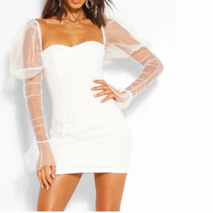 Klänning  - En fin vit klänning som jag bara har använt en gång,köpt för 250 kr 