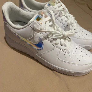 Nike Air Force 1 (strl 44) - Tjena tjena, tänkte se om någon är intresserad på att köpa dessa skor då dom bara stor i min skosamling. Dom är oanvända inte ens testade vilket ni ser pappret är i och originalknut. Dom är i storlek 44. Säljer dom för 750