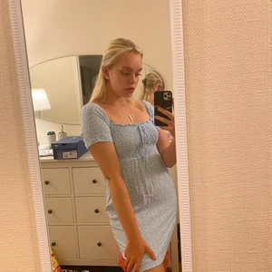 Somrig klänning  - Köpt här på Plick, men passade inte mig så ändas testad. Det står storlek M men skulle mer säga en stretchig S men skulle passa XS-Liten M💕 säljer för 200kr och frakten som köparen står för
