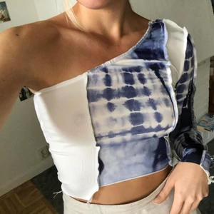topp!! - jättefin ostrukturerad one shoulder topp som tyvärr inte kommer till användning🥲💘