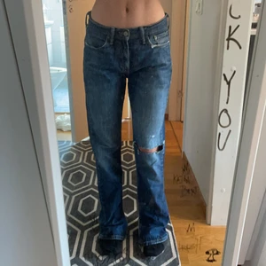 Jeans - Säljer dessa fina custom made jeans. Jeansen är från Levis. Jeansen har ett hål på knät och är klippta till slits nertill. De är lågmidjade o passar mig som är 164 lång och skulle passa för något längre personer💕💕