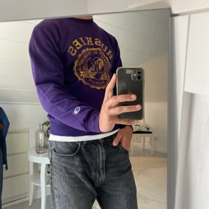 Champion Sweatshirt - En lila champion sweatshirt i storlek XS, modellen är 183 cm och brukar bära M/L💜 Skriv om du undrar något!