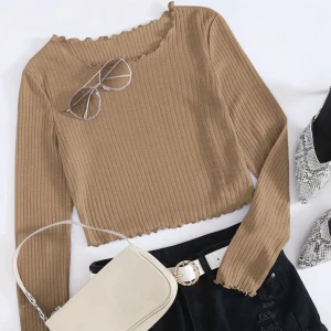 Beige Shein tröja  - Säljer denna pga flytt! Den är lite mer rosa-aktig i verkligheten. Storlek M/38 Skriv gärna om ni vill se egna bilder. Säljer för 100kr inklusive frakt. 