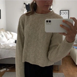 Stickad tröja - Jättefin stickad tröja, perfekt att ha över en klänning eller till kjol nu på sommaren 💕 använd fåtal gånger så den är i bra skick! frakten ingår inte i priset (66kr)! hör av er vid frågor ☺️