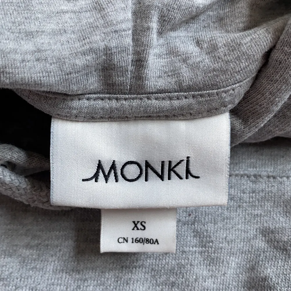 Basic grå croppad hoodie från monki, bra skick, använd några gånger. . Hoodies.