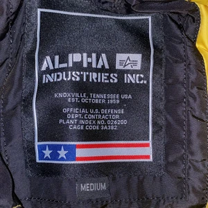 Alpha industries vinterjacka - Säljer en alpha industries vinterjacka som inte kom till användning då den inte passade mig så bra. Knappt använd med andra ord. Inköpt i julas 2020 för 3500 kr. Priset är inte hugget i sten, kom med förslag.