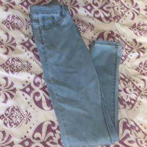 Jeans med fyra silvriga knappar  - Inte använd så mycket 