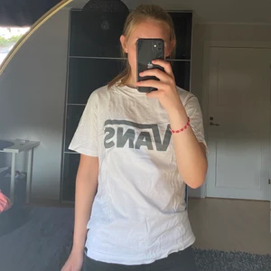 T-shirt  - Vit t-shirt från Vans som jag aldrig använt, dock har min kompis lånat den och använt lite men det märks knappt. Vans-trycket är i mörgrå & säljer den för att den inte riktigt sitter så som jag vill på mig, så den har bara blivit liggandes ❤️