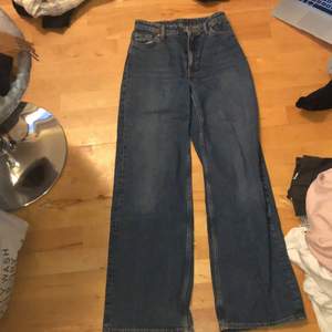 Asnajs jeans från monki 100% bomull, tror inte dessa säljs längre kontakta för fler bilder på eller mer info (pris är disktuterbart!)❤️