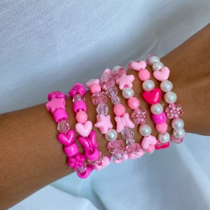 Chunky handgjorda armband - Supersöta trendiga handgjorda armband💗 gjorda med elastisk tråd. Se sista bilden vilka som finns kvar <33 skicka privat vid frågor eller intresse! 20kr/st💗💗💗 ( se mina andra annonser för armband i andra färger!)