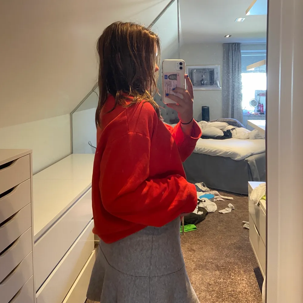 Sweatshirt från zara som aldrig blir använd längre, frakt på 66 tillkommer❤️. Tröjor & Koftor.