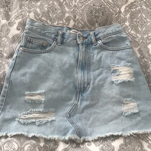 En pull&bear kjol i strl s - Plagget är i bra skick, har använt den ca 2 gånger. Kjolen är en kort model (inte överdrivet) men den sitter fint på! 