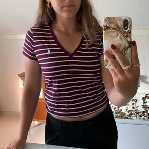 Gullig tisha - Vinröd t-shirt från Ralph Lauren, strl 160, jätte skönt material och v-ringad. Kunden betalar frakt👛