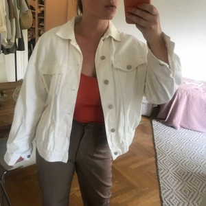 Jeansjacka weekday - Vit jeansjacka från weekday. Använd bara ett fåtal gånger, fint skick. 