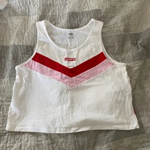 Levis linne - En aning croppad linne från Levis som aldrig kommer till användning. Toppen skick då det endast är använt 1 gång! Skrynkligt då det endast ligger och tar plats i garderoben. Pris + 45kr frakt 🦋