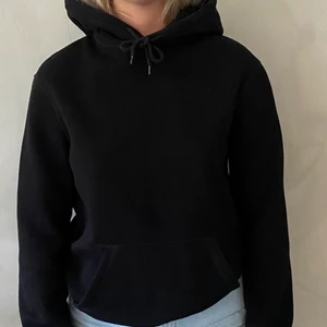 Huvtröja - Svart tjocktröja från herravdelningen. Kan mötas upp i Växjö annars står köparen för frakten. 🥰🤝