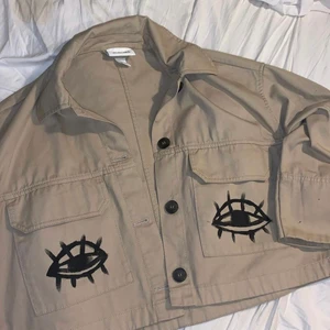 Jacka - Egen design målad med textilfärg som håller i tvätt! Det är en cropped jacka som slutar vid midjan! 