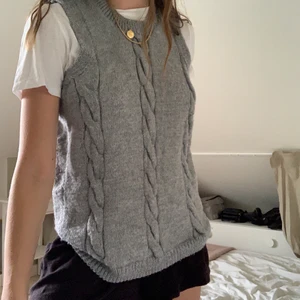 Sweater vest - Den perfekta ”chunky sweater vest” som går att ha över exempelvis en klänning nu i sommar 🥰 Ingen lapp men skulle säga att den passar XS-M (ev mindre L). Frakt tillkommer! ✨