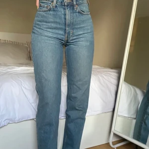 Weekday jeans i modellen lash - Säljer dessa snygga jeans, då de tyvärr inte riktigt passar mig. Använda vid högst 3 tillfällen, så jeansen är därmed också i nyskick. De två första bilderna är lånade av @nellsoon här på plick och den sista är min egna. Strl 27/30 vilket jag skulle säga motsvarar en S storleksmässigt och en person mellan 160-165 cm i längden. Nypriset ligger på 500 kr och jag säljer för 200 kr!