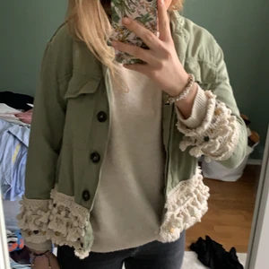 Zara jacka - Sjukt fin vårjacka som jag nu säljer pågrund av att den är lite för liten för mig! Armarna är tänkt att vara lite kortare vilket är så snyggt på sommaren🙌🏼  I storlek S men passar XS bra också! 