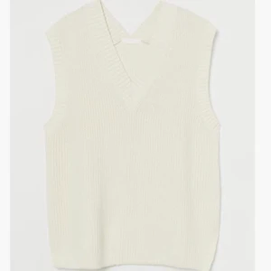 Vit väst från HM - Säljer min oanvända väst från hm pga råka beställa 2, den är oversized (strlk M) super snygg!