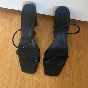 Klackar - Öppna klackar, perfekta till sommaren💕 Super fina och bekväma, men är inte en klacktjej därav att jag säljer dem!