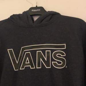 Säljer en vans Hoodie! Den är L men från Barnavdelningen så den passar en M ( jag är M). 100kr+ frakt ( OBS PRIS KAN DISKUTERAS)