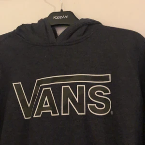 Vans Hoodie. - Säljer en vans Hoodie! Den är L men från Barnavdelningen så den passar en M ( jag är M). 100kr+ frakt ( OBS PRIS KAN DISKUTERAS)