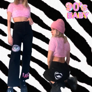 Egen designade jeans - Ett par svarta jeans jag sytt om.💕 De är typ flare-ish vilket är suppertrendigt right now! Skitcoola och en riktig statement pice! Jag har målat de själv med textilfärg och sytt fast detaljerna på bakfickan från en zebra handduk🥰🥰🦓