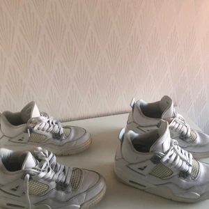 Jordan 4 Retro BG Pure Money 2017 - Säljer två par Jordans, samma modell, som båda är storlek EUR 38. Originalpriset ligger på ca 1500kr och nuvarande priset på ca 3000kr. Vi säljer för 500kr. Priset kan ev ändras. Kommentera/skicka meddelande vid intresse eller frågor! ‼️ENA PARET SÅLDA‼️