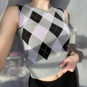 Trendig mönstrad väst som jag gjort själv av en tröja. Skulle säga att den bäst passar storlek XS/XXS. Säljer för 50 kr, köpare står för frakt. 💕