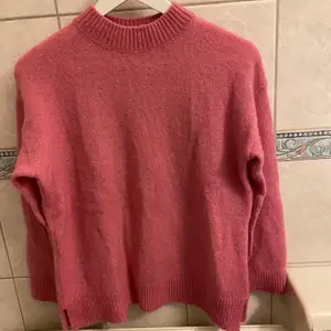 Fin rosa stickad tröja från stay, storlek XS. Frakt ingår ej💚