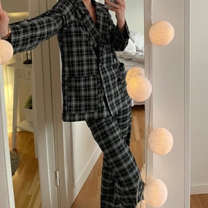 Rutigt kostymset - Supersnyggt kostymset som passar till både vardags och fest! Funkar absolut till våren och sommaren men funkar lika bra nu i vinter😇💖