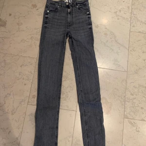 Jeans med slits - Säljer dessa populära jeans med slits från Zara (1a och 3e bilden är lånad, andra bilden är min) endast använda EN gång! Storlek 36, men stretchiga 🖤