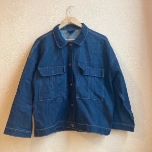 Jeansjacka från Monki - Jeansjacka från Monki strl M, knappt använd. Rostfärgade sömmar, mörkblått jeanstyg. Frakt ingår!