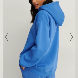 blå oversized hoodie från NAKD - blå oversized hoodie från NAKD. använd en gång + fotat i (se andra o tredje bilden). Blåare färg i verkligheten än första bilden!!!! 💙 jätteskön i tjockt tyg med ”fleece” meterial på insidan. nypris 350kr. frakt 66kr tillkommer. pris kan diskuteras. 