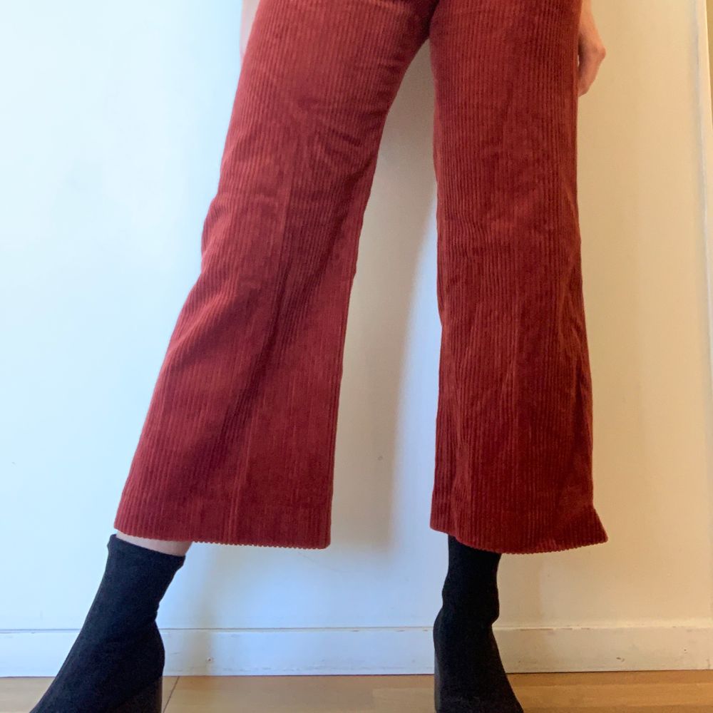 Röda culottebyxor i manchester! Kort längd och hög midja. Sitter som en smäck och är riktigt sköna!!. Jeans & Byxor.